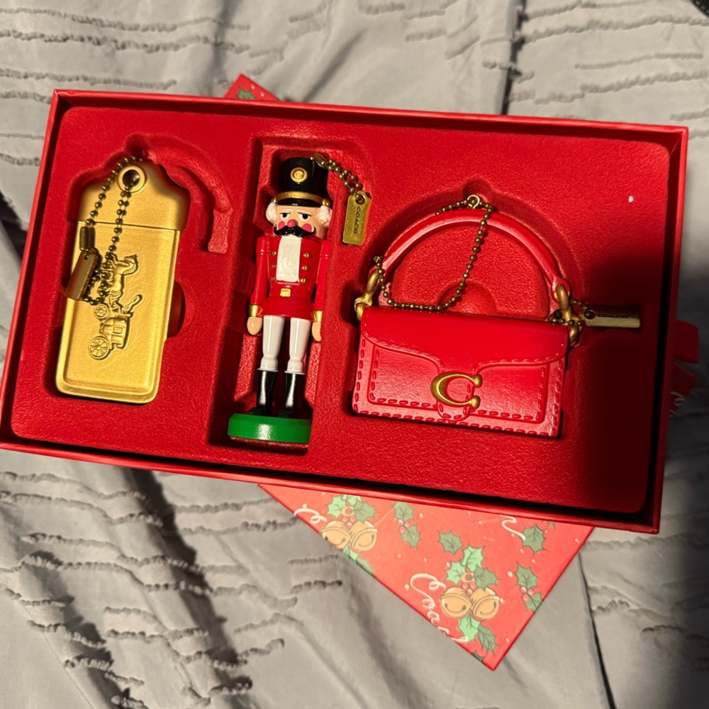 Coach Holiday Set
